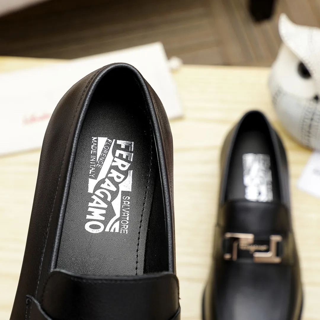 Factory price 460 🔥Ferragamo's new men's casual slip-on shoes🇨🇳Official website original 1:1 mold opening, original quality💯Fine workmanship, high-end luxury☘The upper is made of imported Italian first-layer cowhide🌴Water-dyed🐂Leather lining🍓Rubber wear-resistant and non-slip outsole, breathable and comfortable to wear🍍The first choice for high-grade men, black is optional! Code number 38-44 (45.46. Can be customized)